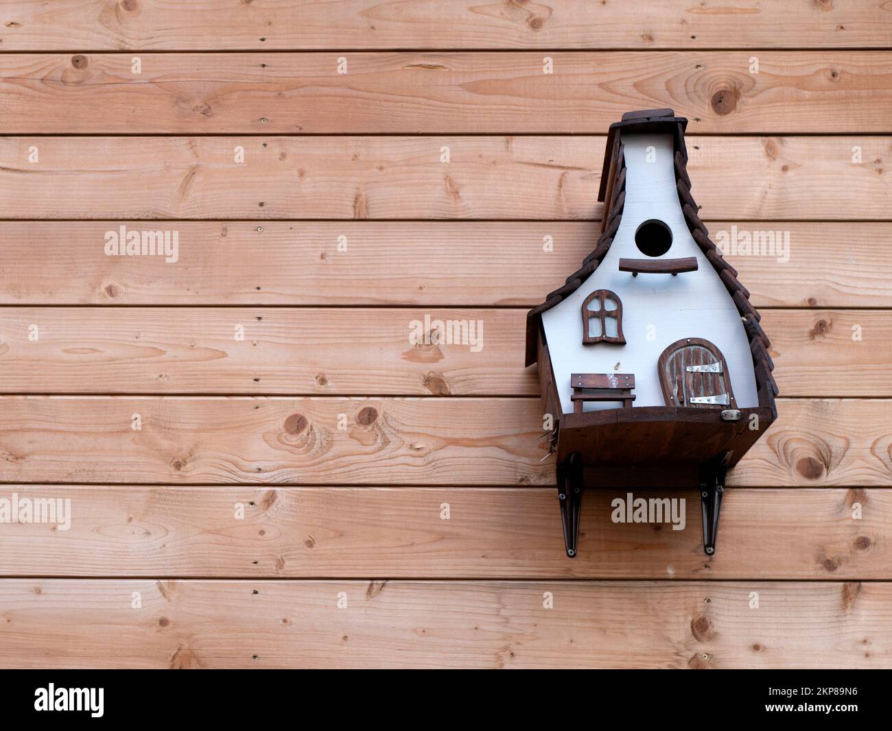 Birdhouse o Roost box sulla parete di legno di un edificio, fuoco selettivo. Cura per gli animali, copia spazio Foto Stock