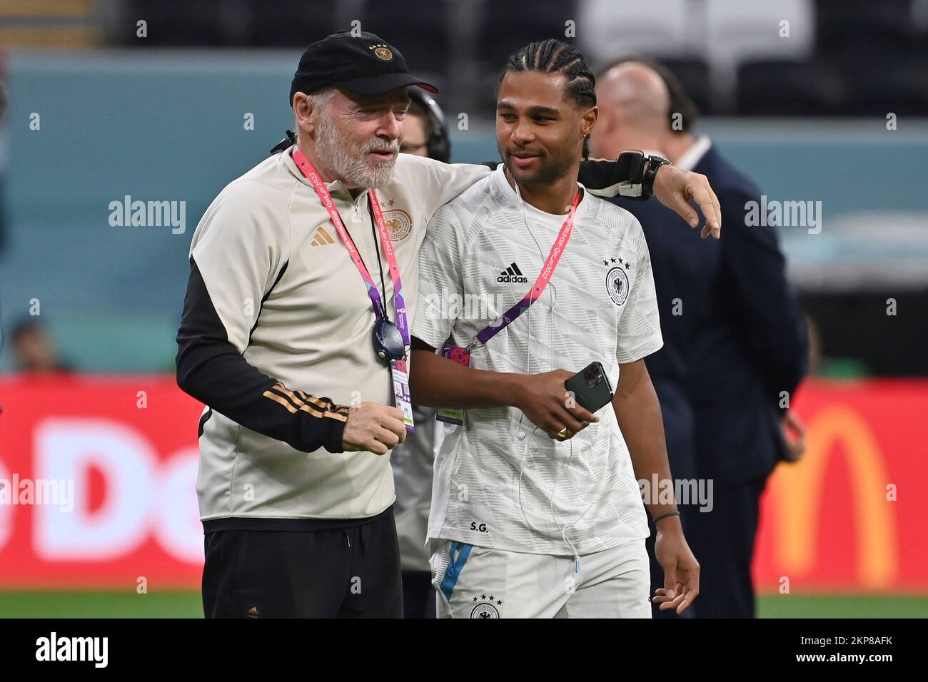 Al Khor, Katar. 27th Nov 2022. Hermann GERLAND con Serge GNABRY (GER). Spagna (ESP) - Germania (GER) 1-1, Gruppo fase e, 2nd° giorno, il 11/27/2022, Stadio al-Bayt di al-Khor. Coppa del mondo di Calcio 2022 in Qatar dal 20,11. - Dalle 18.12.2022 alle Credit: dpa/Alamy Live News Foto Stock