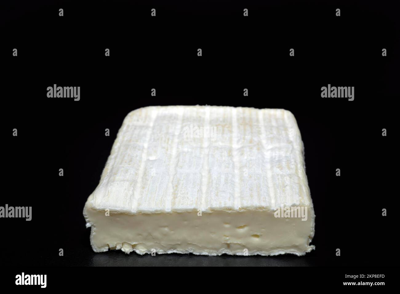 La Ficelle, formaggio francese a pasta molle a base di latte vaccino, regione della Loira, fotografia alimentare con sfondo nero Foto Stock