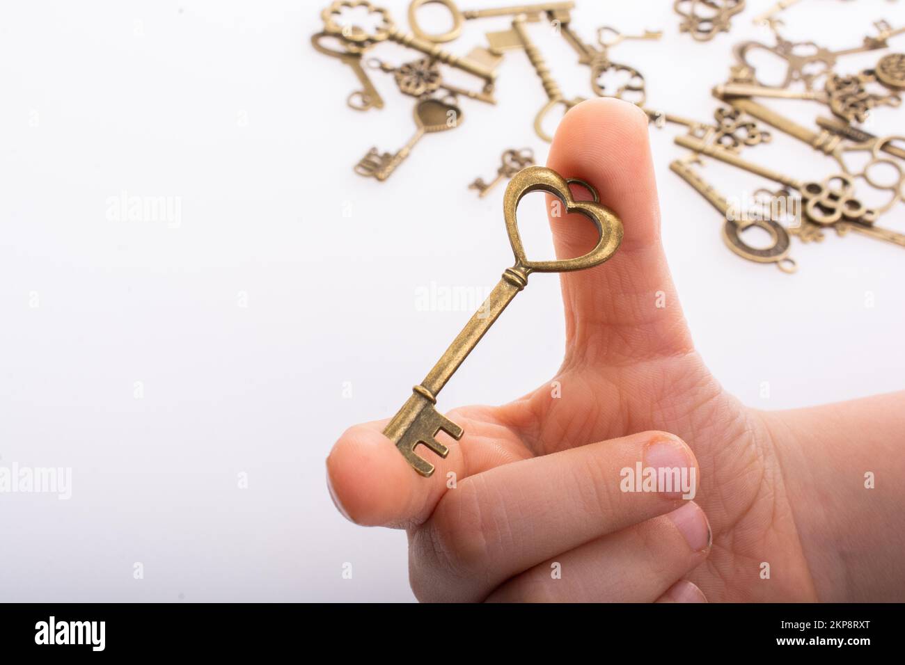 Mano e stile retrò tasti metallici su sfondo bianco Foto Stock