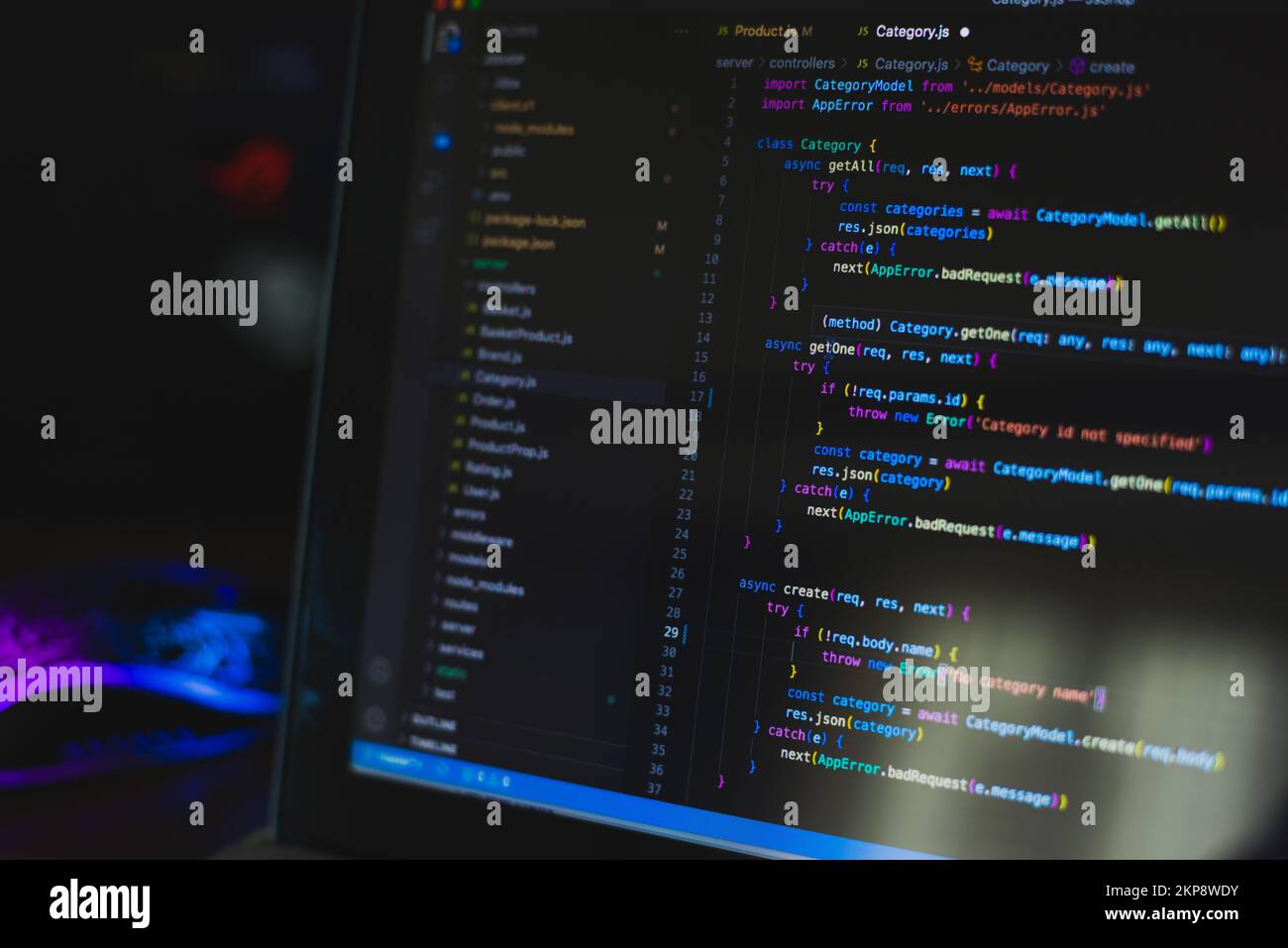 Linguaggio di programmazione su schermo nero sfondo, Javascript codice reagire Foto Stock