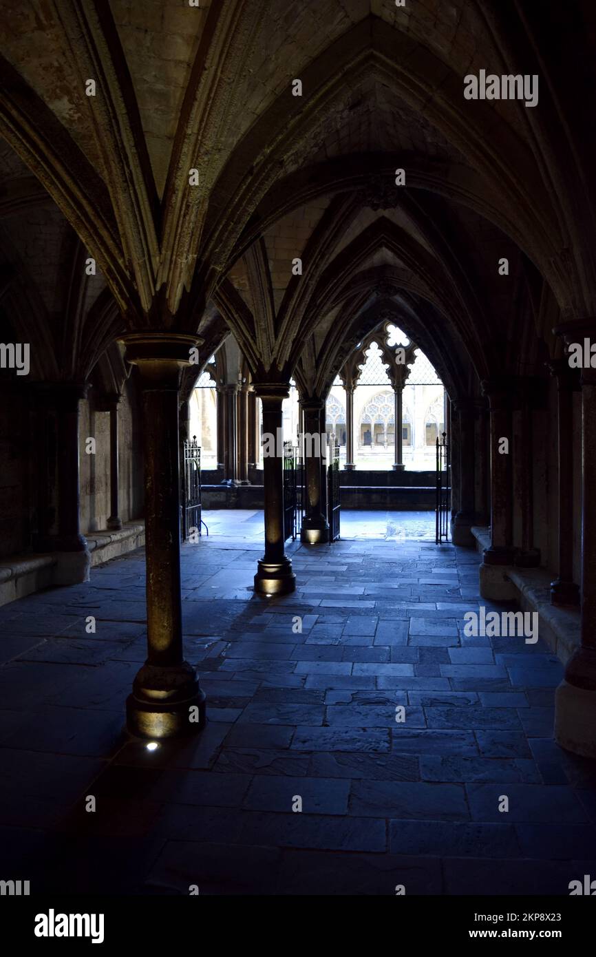 Un corridoio scuro di luce blu all'interno dell'Abbazia di Westminster, Londra Foto Stock