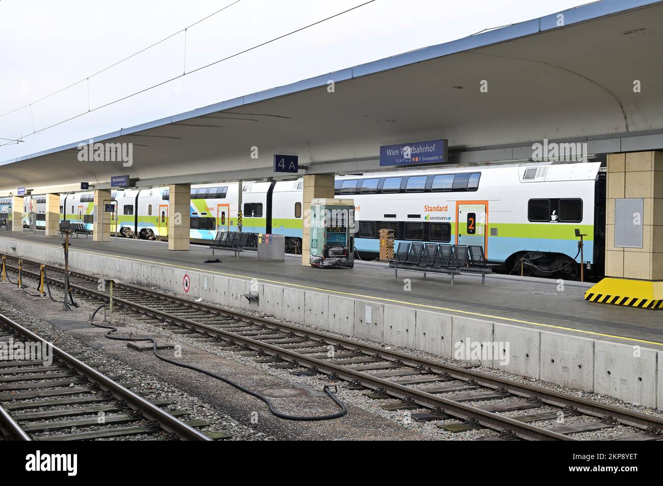 Vienna, Austria. 28th Nov 2022. Sciopero ferroviario in Austria. Da lunedì, mezzanotte, tutti i treni sono stati cancellati a causa dello sciopero. Credit: Franz PERC/Alamy Live News Foto Stock