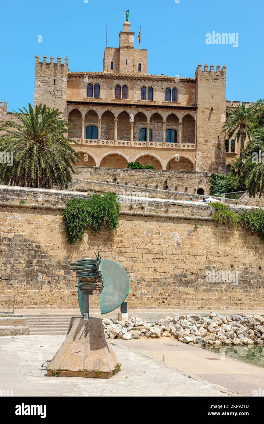 Palazzo reale dell'Almudaina Palazzo reale la Almudaina dal Medioevo, in primo piano scultura d'arte moderna arte moderna, Palma di Maiorca, Foto Stock