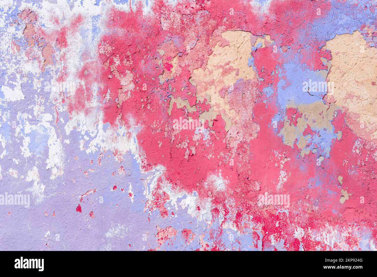 Vecchio muro di gesso dipinto all'esterno, vernice in molti colori che si staccano da sfondo esterno vecchio edificio. Foto Stock