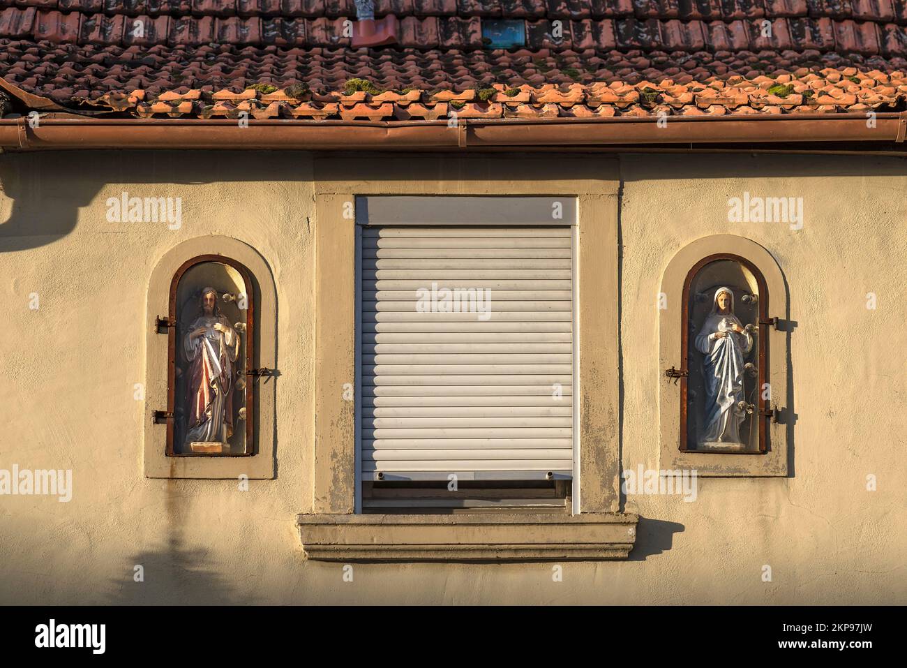 Figure di santi sulla facciata di una casa in nicchie dietro vetro, Untertheres, bassa Franconia, Baviera, Germania, Europa Foto Stock