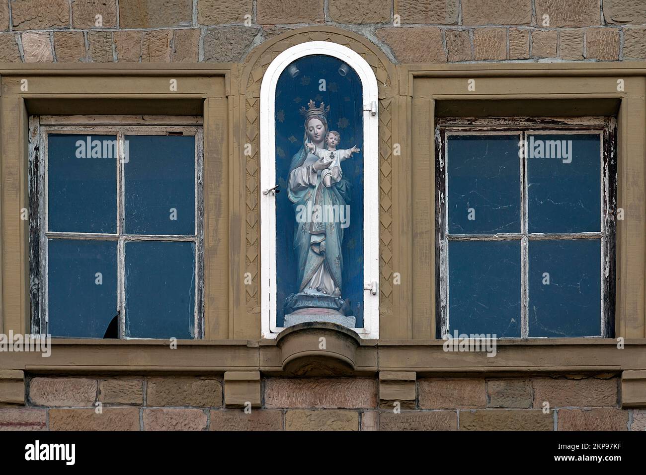 Figura di un santo su una facciata di casa in una nicchia dietro vetro, intorno al 1850, Untertheres, bassa Franconia, Baviera, Germania, Europa Foto Stock