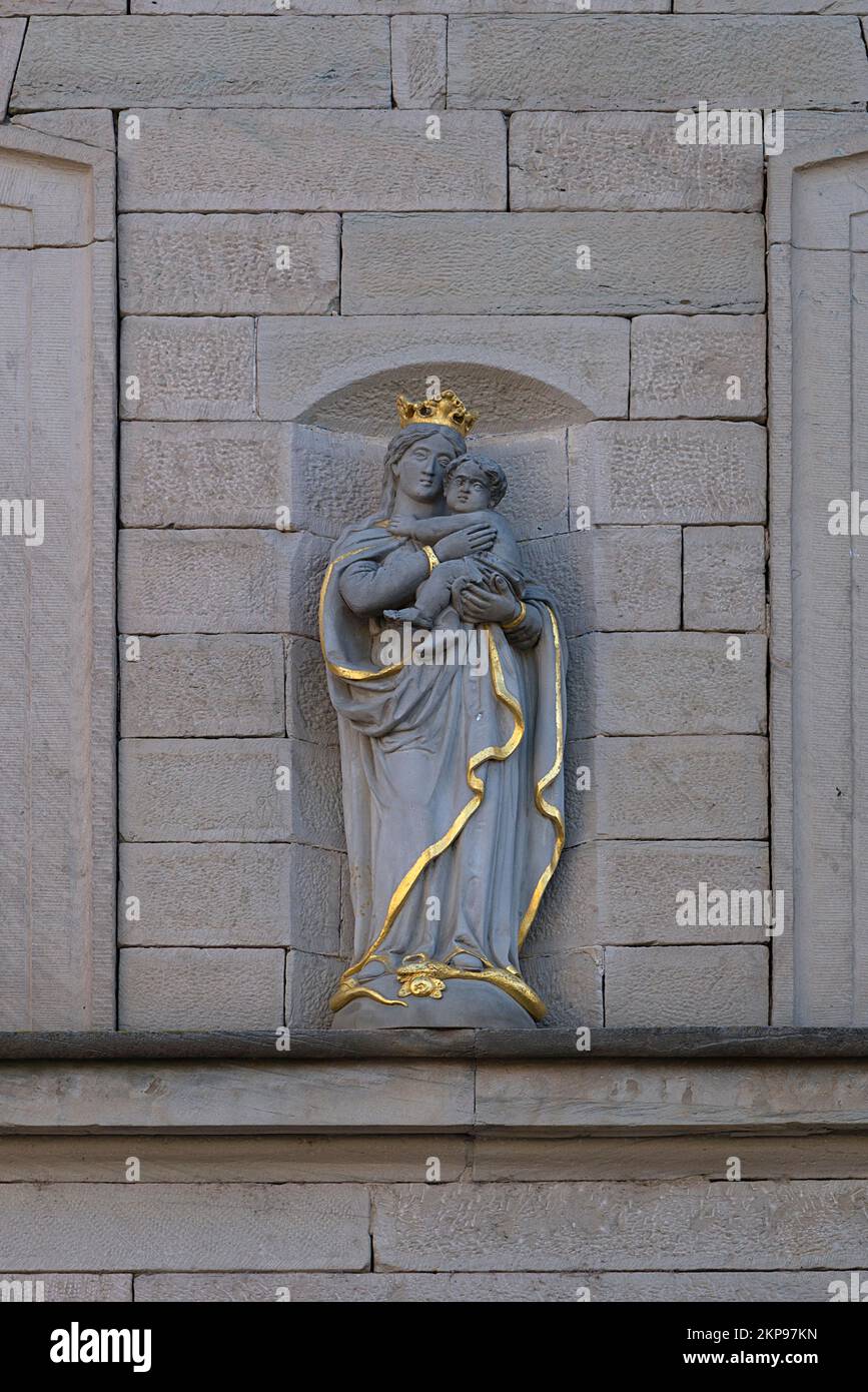 Scultura di Maria Immacolata sulla facciata di una casa intorno al 1850, Untertheres bassa Franconia, Baviera, Germania, Europa Foto Stock