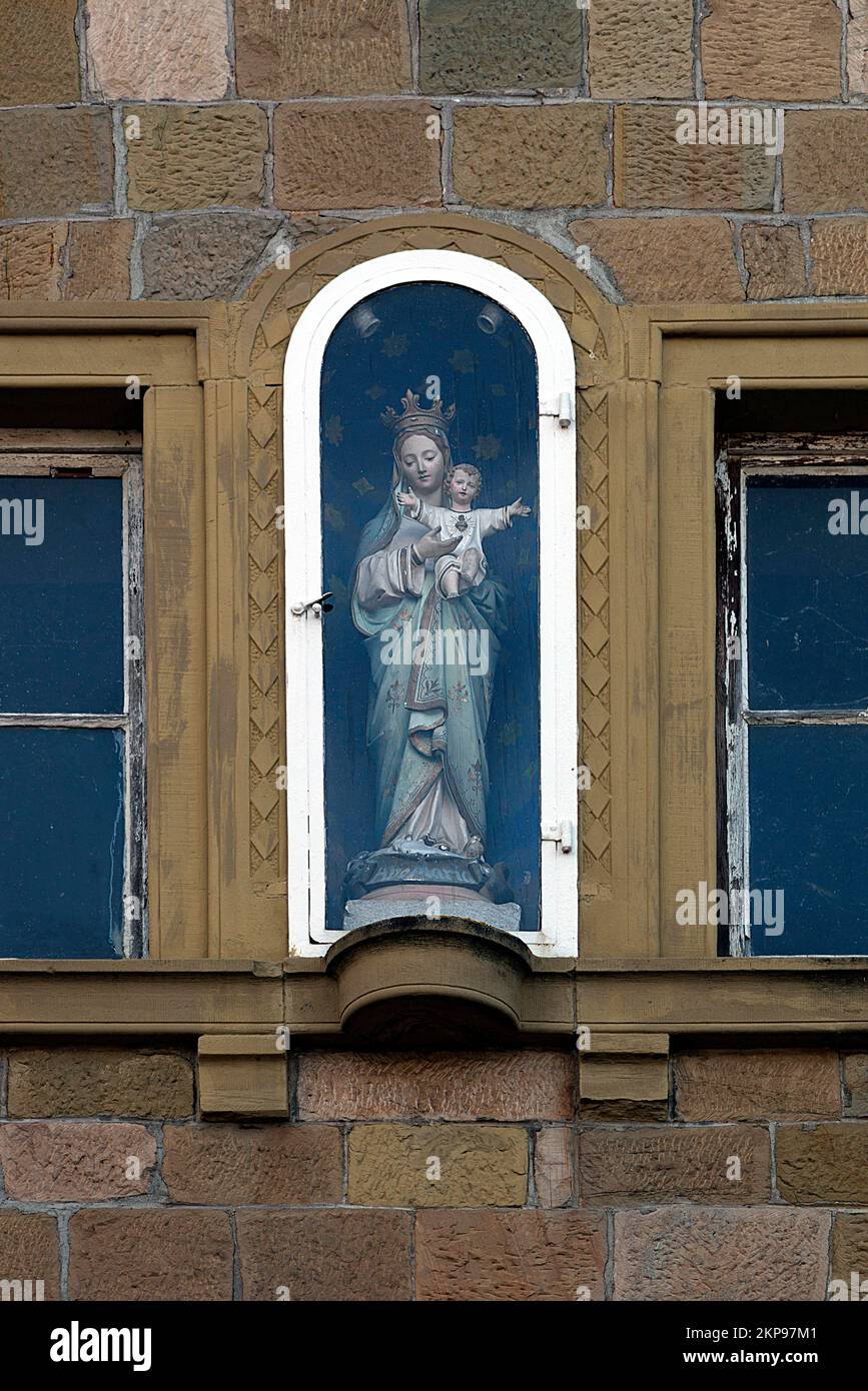 Figura di un santo su una facciata di casa in una nicchia dietro vetro, intorno al 1850, Untertheres, bassa Franconia, Baviera, Germania, Europa Foto Stock