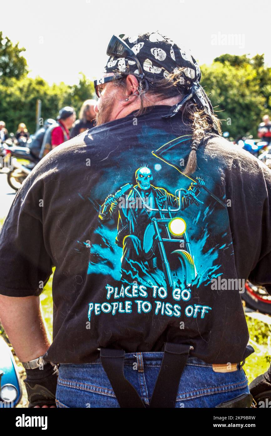Vecchio ciclista, Hells Angel, moto banda promette alcuni comportamenti antisociali, Hampshire, Regno Unito Foto Stock Vecchio ciclista, Hells Angel, moto banda promette alcuni comportamenti antisociali, Hampshire, Regno Unito Foto Stock