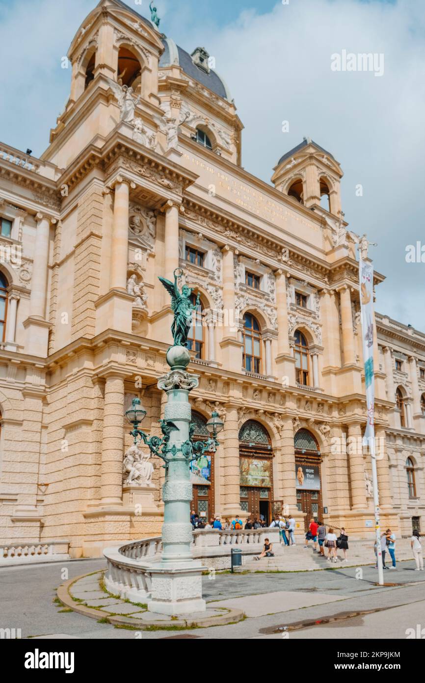 Vienna, Austria - 28 agosto 2022: Dettaglio della facciata del Museo di Storia Naturale di Vienna, Austria, in una giornata estiva Foto Stock