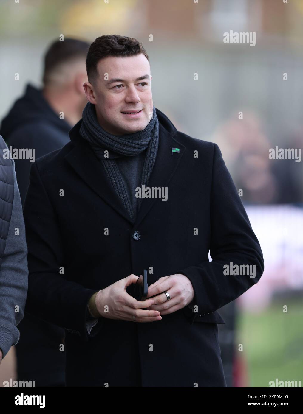 Kings Lynn, Regno Unito. 26th Nov 2022. Rigorosamente come Dancing star Kai Widdrington guarda suo padre e fratello, gestendo e giocando (rispettivamente), al King's Lynn Town v Stevenage, Emirates fa Cup 2nd partita di round, al Walks Stadium, Kings Lynn, West Norfolk. Credit: Paul Marriott/Alamy Live News Foto Stock