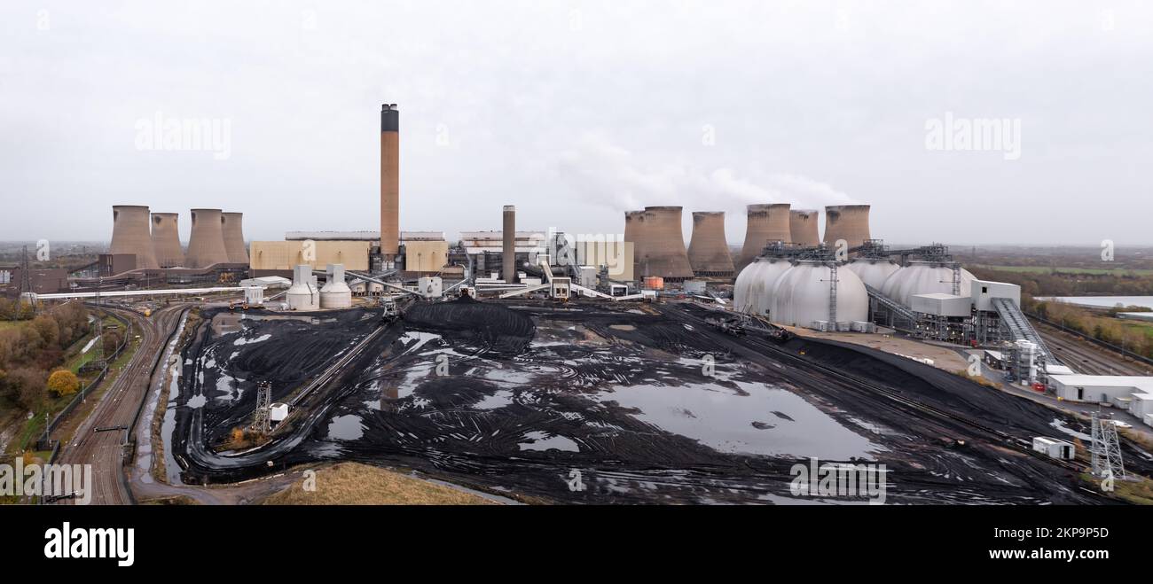 CENTRALE ELETTRICA DRAX, REGNO UNITO - 27 NOVEMBRE 2022. Una vista aerea dello stock di carbone esaurito della Drax Power Station vicino a Selby nel North Yorkshire Generating Foto Stock