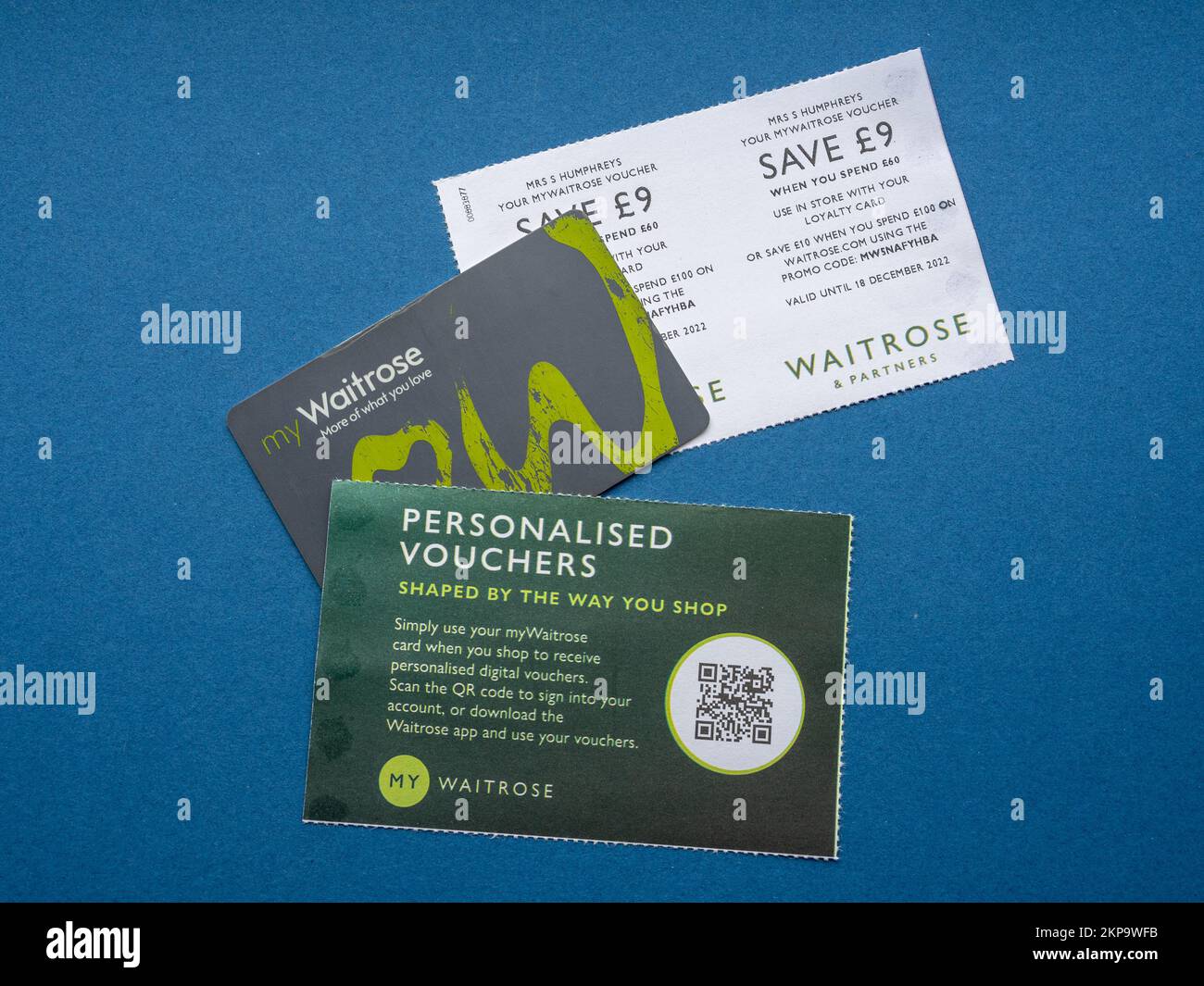 Carta fedeltà Waitrose con voucher personalizzati e buono sconto su sfondo blu, Regno Unito Foto Stock