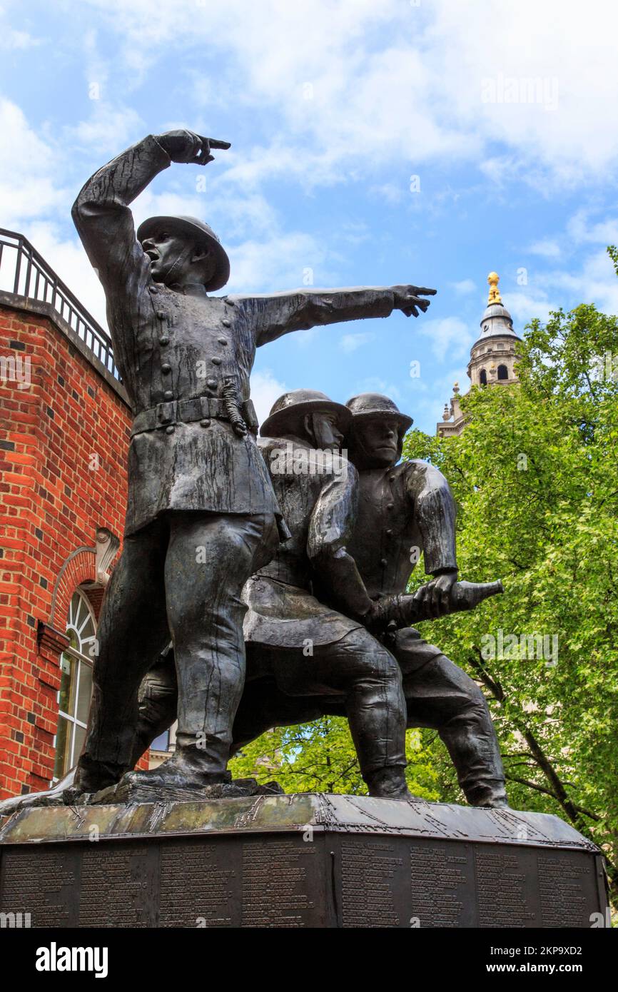 LONDRA, GRAN BRETAGNA - 13 MAGGIO 2014: Il National Firefighters Memorial è un memoriale composto da tre statue di bronzo raffiguranti i vigili del fuoco. Foto Stock