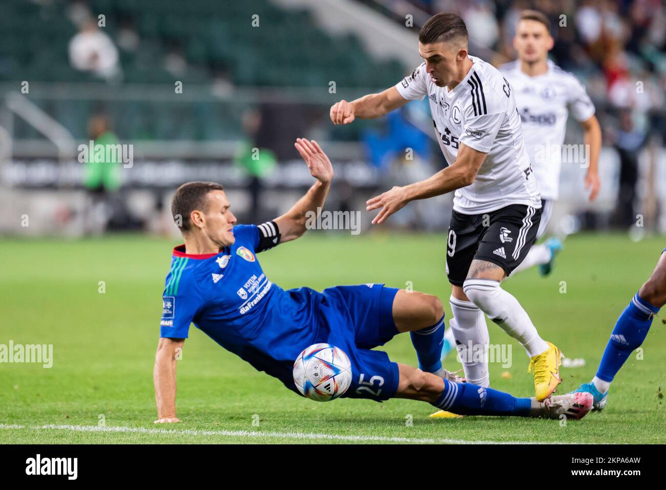 Varsavia, Polonia. 16th Set, 2022. Nemanja Mijuskovic (L) di Miedz e Carlos Daniel Lopez Huesca 'Carlitos' (R) di Legia sono visti durante la partita della PKO Ekstraklasa League tra Legia Warszawa e Miedz Legnica al Maresciallo Jozef Pilsudski Legia Warsaw Municipal Stadium.Final Score; Legia Warszawa 3:2 Miedz Legnica. (Foto di Mikolaj Barbanell/SOPA Images/Sipa USA) Credit: Sipa USA/Alamy Live News Foto Stock