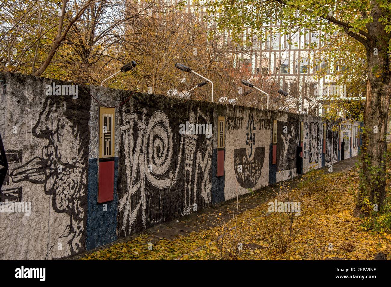 Berlino, Germania. Novembre 2022. Pezzi del muro come monumento commemorativo alla cortina di ferro di Berlino. Foto di alta qualità Foto Stock