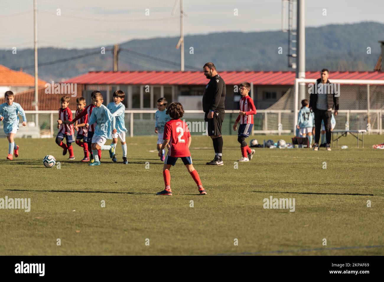 pontevedra, spagna. 26 novembre 2022: partita della lega di calcio dei  bambini galiziani Foto stock - Alamy
