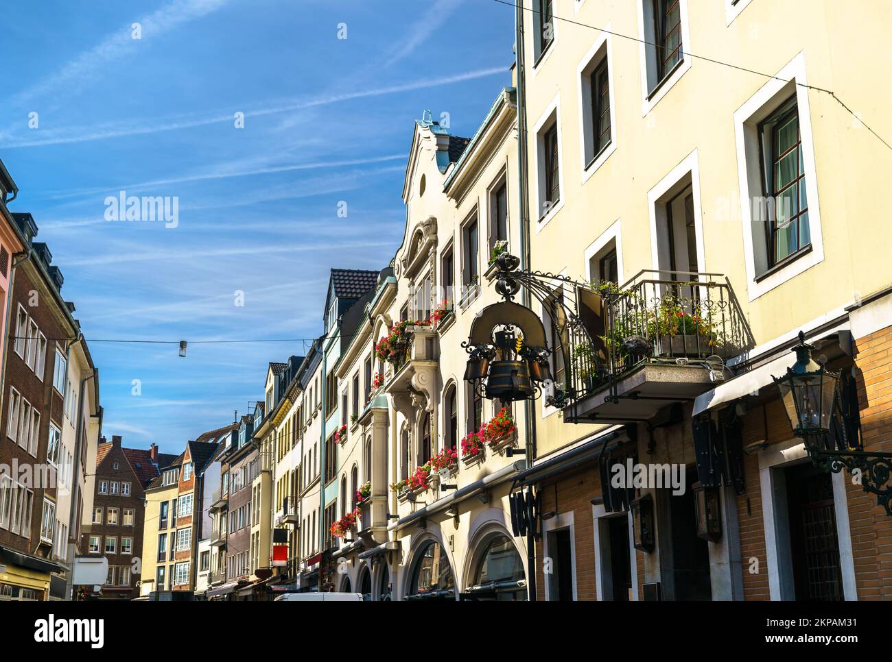 Una delle strade principali del centro storico di Dusseldorf, in Germania Foto Stock