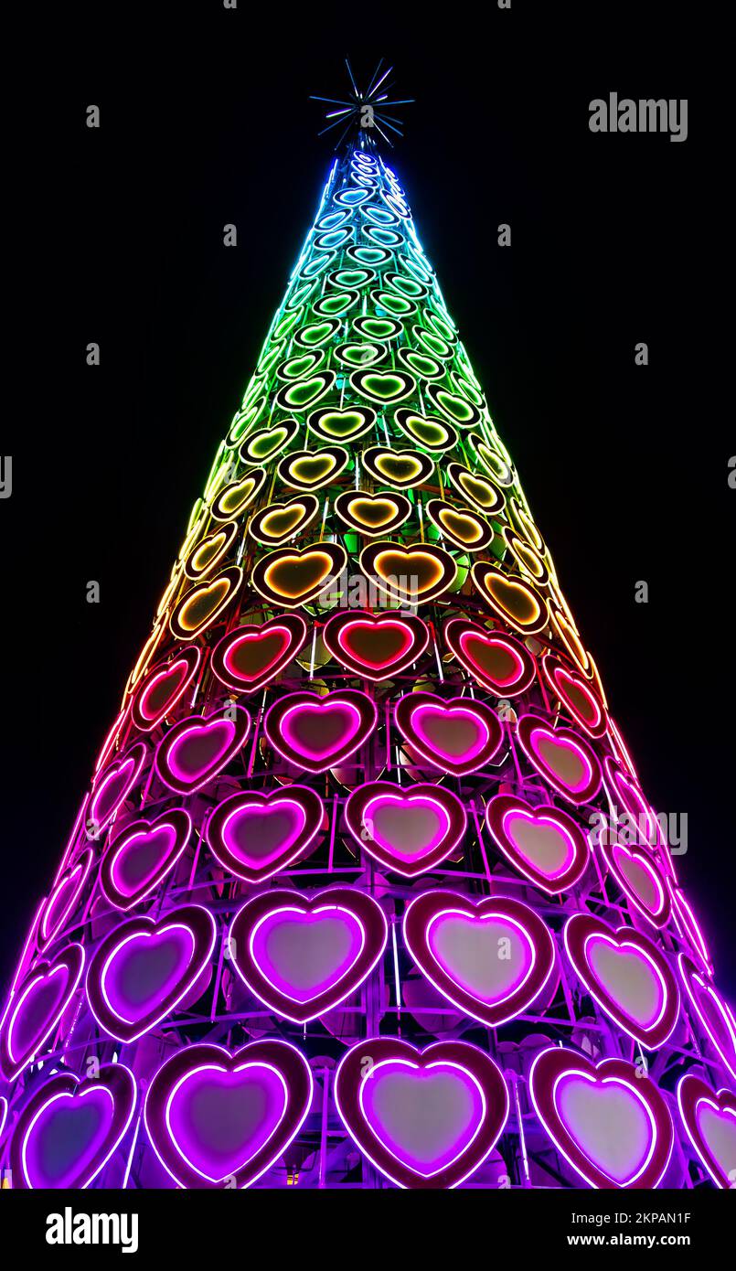 Un albero di Natale fatto di cuori, nei colori dell'arcobaleno di orgoglio, nel centro di Liverpool Foto Stock