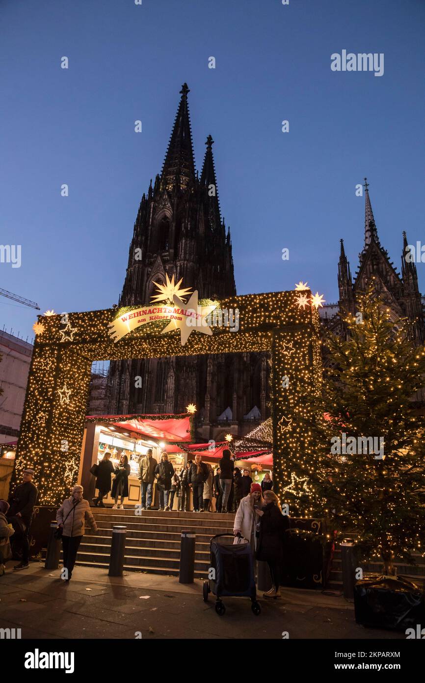 Il mercatino di Natale a Roncalliplatz di fronte alla cattedrale, Colonia, Germania. Der Weihnachtsmarkt auf dem Roncalliplatz am Dom, Koeln, Deutschlan Foto Stock