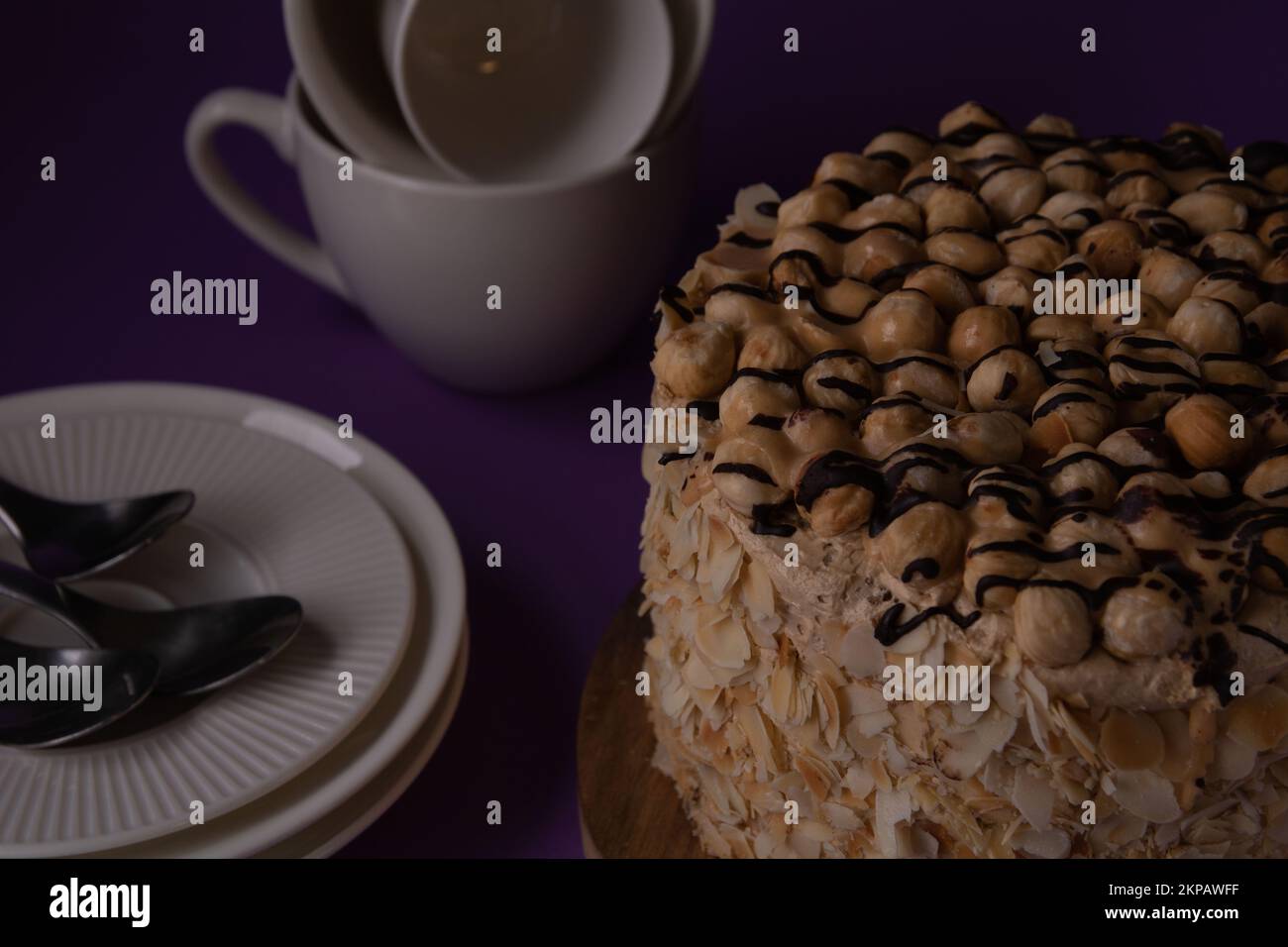 foto torta di noce rotonda con piatti tazze piattini cucchiai Foto Stock