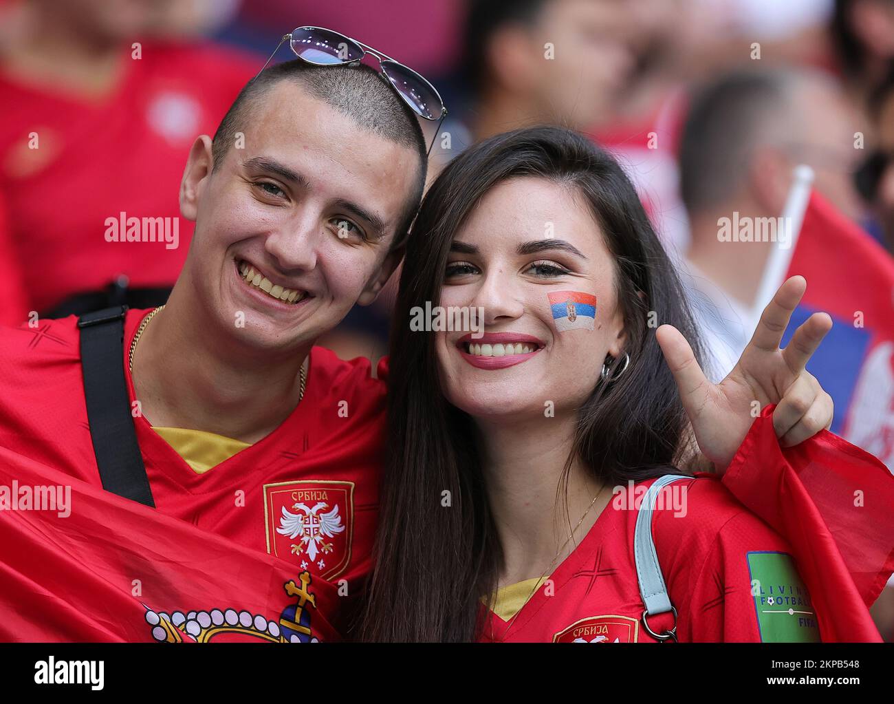 Al Wakrah, Qatar. 28th Nov 2022. I fan reagiscono prima della partita di gruppo G tra Serbia e Camerun alla Coppa del mondo FIFA 2022 allo stadio al Janoub di al Wakrah, Qatar, 28 novembre 2022. Credit: Wang Dongzhen/Xinhua/Alamy Live News Foto Stock