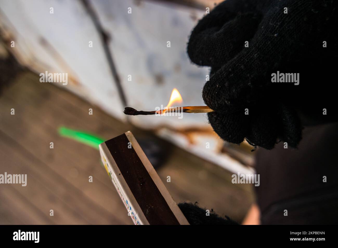L'arsonista mette il fuoco su una casa Foto Stock