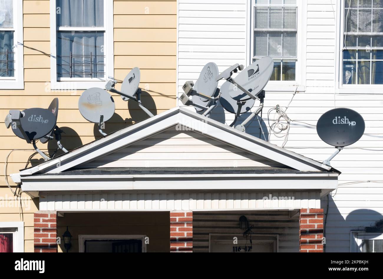 6 ricevitori satellitari all'ingresso di 2 case private sulla 95th Avenue a Richmond Hill, Queens, New York. Foto Stock