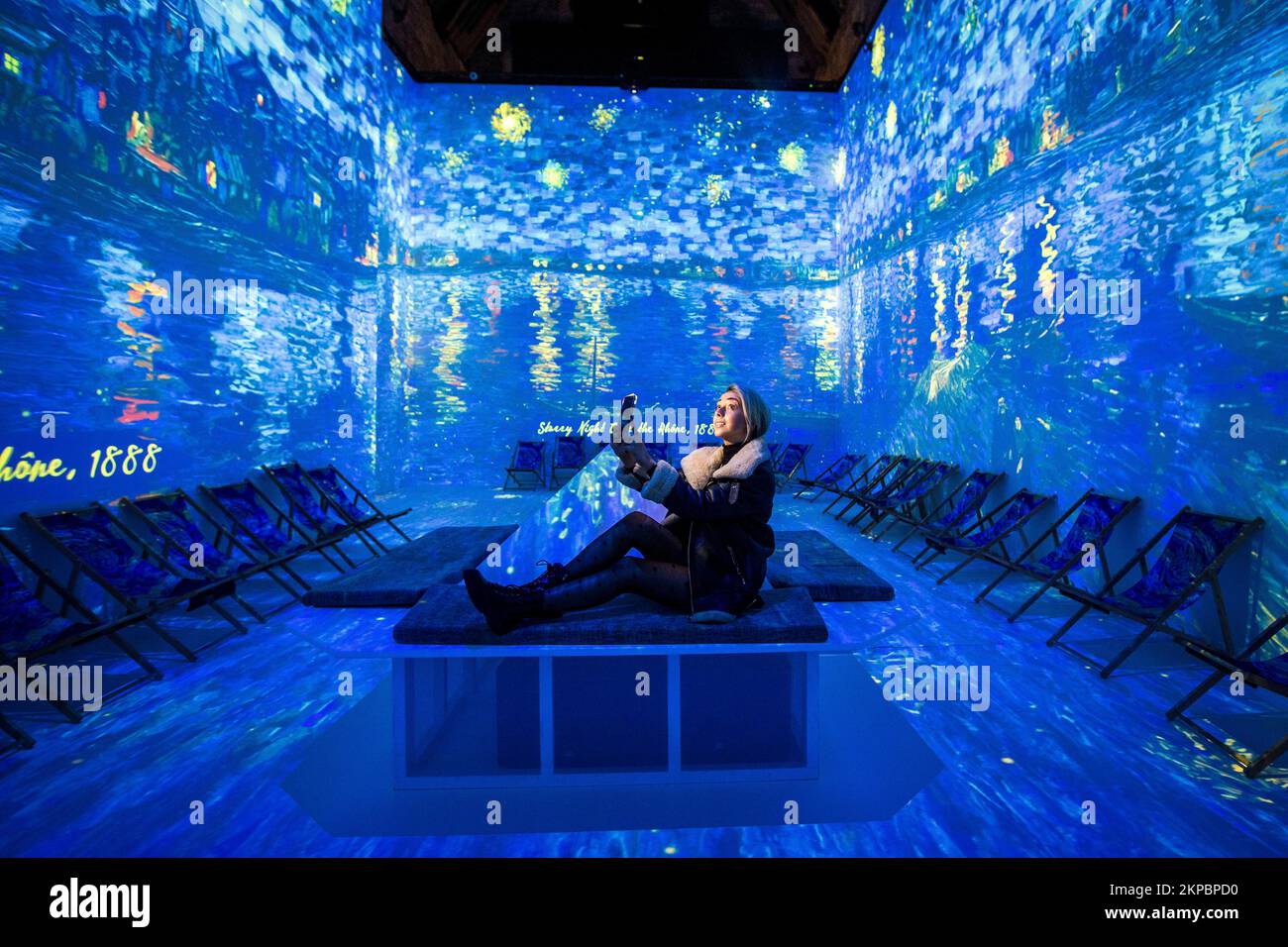 Kerrie McGuigan guarda Van Gogh's, The Starry Night, a Van Gogh: La coinvolgente mostra Experience alla Carlisle Memorial Church di Belfast. Data immagine: Lunedì 28 novembre 2022. Foto Stock