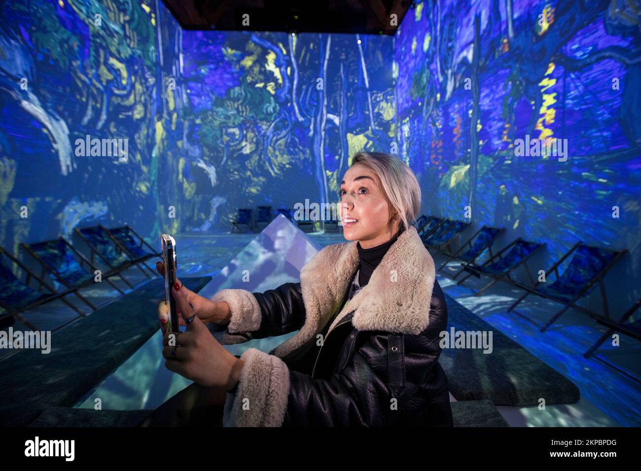 Kerrie McGuigan guarda Van Gogh's, The Starry Night, a Van Gogh: La coinvolgente mostra Experience alla Carlisle Memorial Church di Belfast. Data immagine: Lunedì 28 novembre 2022. Foto Stock