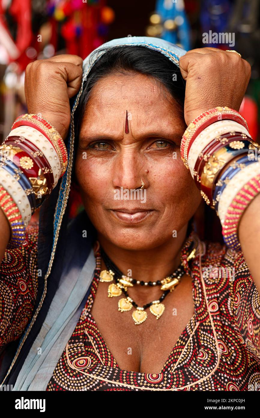 Una vecchia kalbelia indiana donna tribale. Questa affascinante tribù di serpenti usava catturare serpenti e commerciare il loro veleno. Si esibiscono anche in una danza culturale unica. Foto Stock