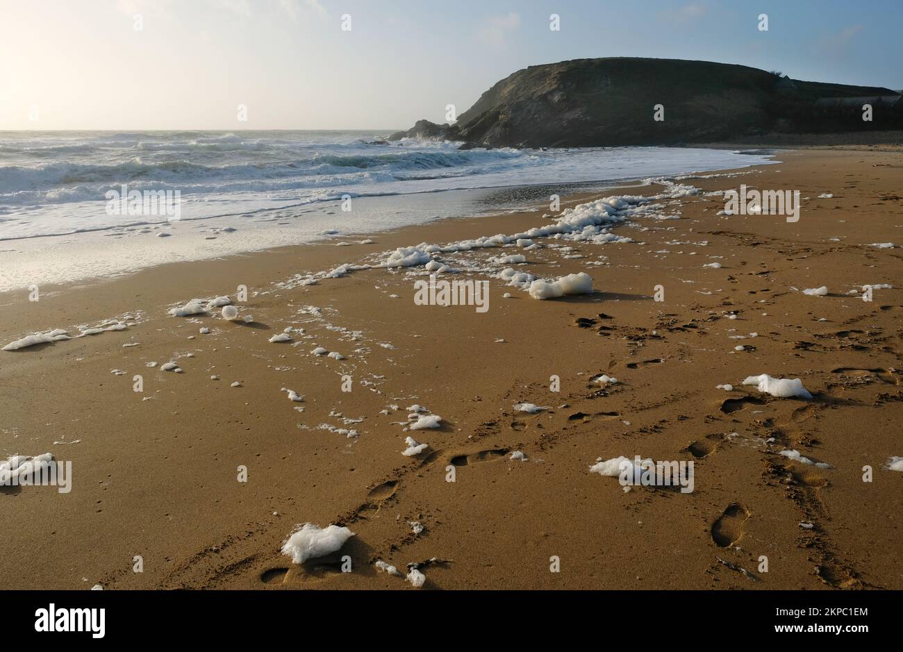 Spume o schiuma di mare che si forma dopo una tempesta, Gunwalloe, Cornwall, UK - John Gollop Foto Stock