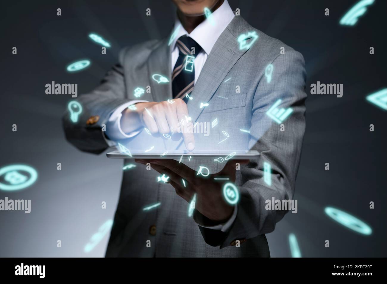 Uomo d'affari che utilizza un dispositivo touch panel Foto Stock