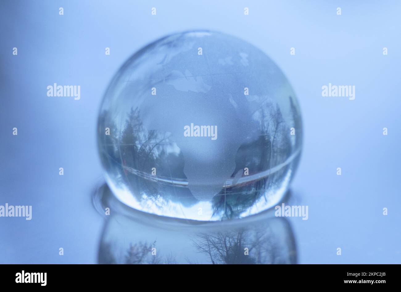 Pianeta terra - globo in acqua. Concetto di riscaldamento globale. Cambiamento climatico. Foto Stock