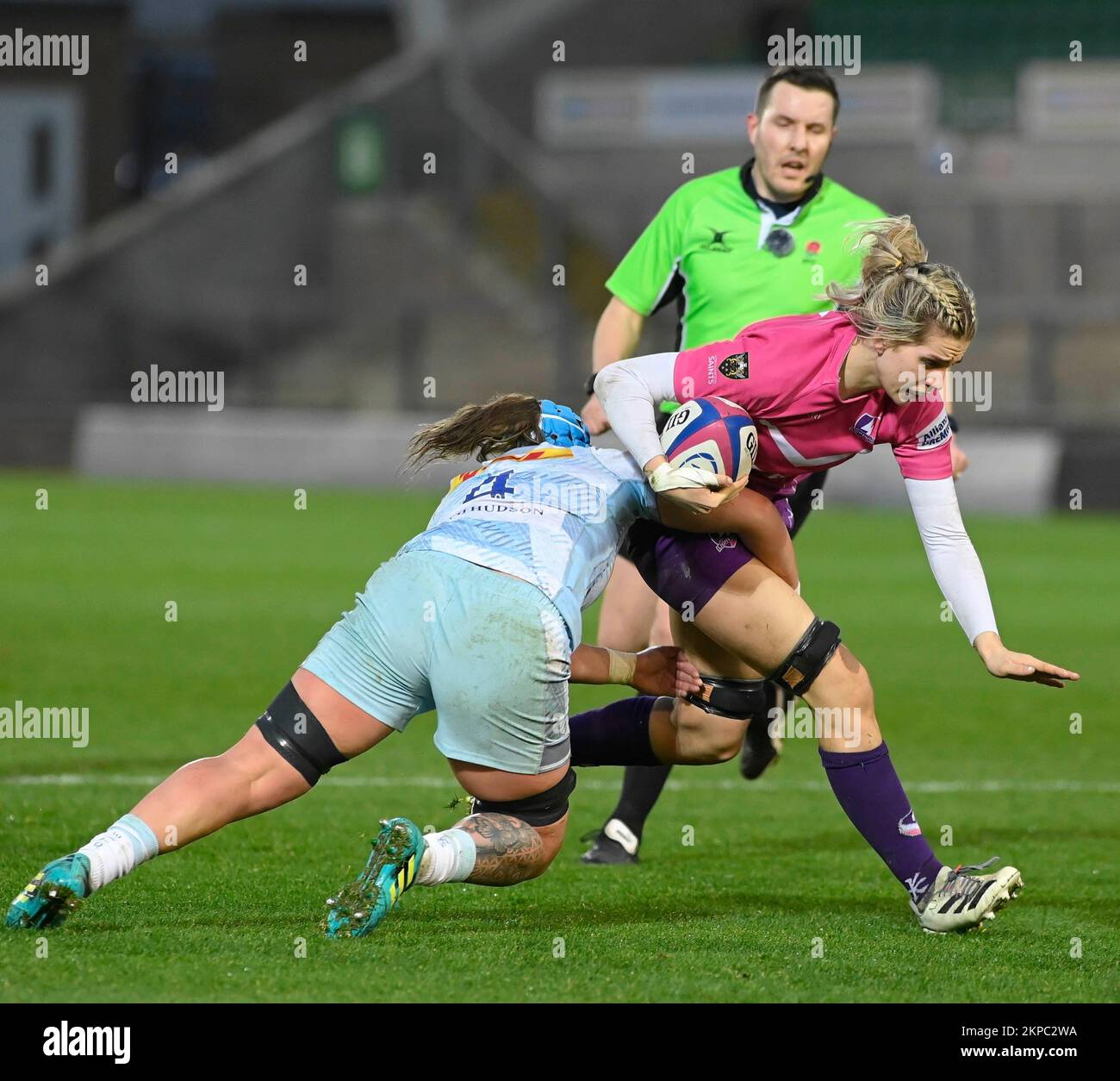 NORTHAMPTON, INGHILTERRA - -27 novembre - 2022: Katy Mew of Harlequins abbattere Lilli Ives Campion di Loughborough Lightning durante la partita tra Loughborough Lightning Vs Harlequins a Franklin's Gardens il 27 novembre 2022 a Northampton, Inghilterra Foto Stock