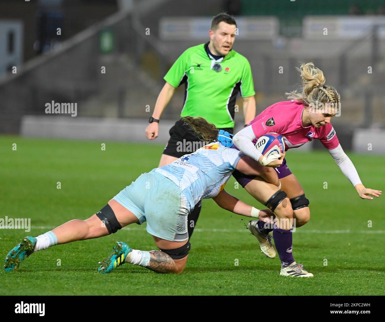 NORTHAMPTON, INGHILTERRA - -27 novembre - 2022: Katy Mew of Harlequins abbattere Lilli Ives Campion di Loughborough Lightning durante la partita tra Loughborough Lightning Vs Harlequins a Franklin's Gardens il 27 novembre 2022 a Northampton, Inghilterra Foto Stock