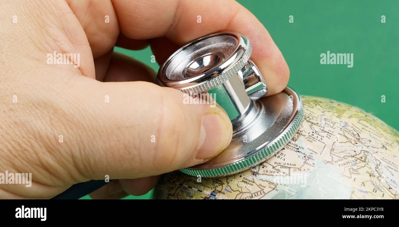 Sicurezza del pianeta. Quarantena globale. Disastri, crisi economica, ambientale e medica. Isolato sul verde. Foto Stock