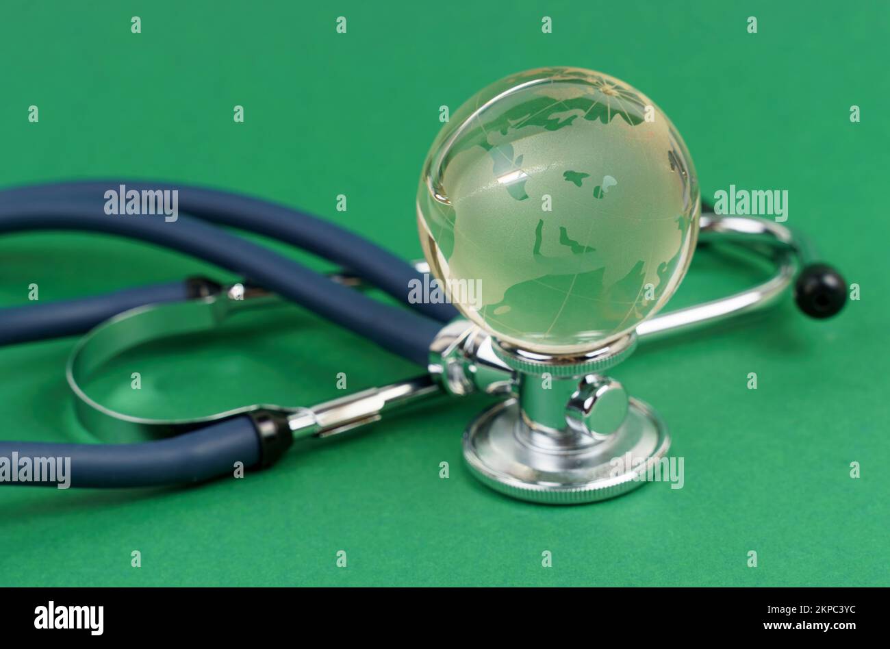 Sicurezza del pianeta. Quarantena globale. Disastri, crisi economica, ambientale e medica. Isolato sul verde. Foto Stock