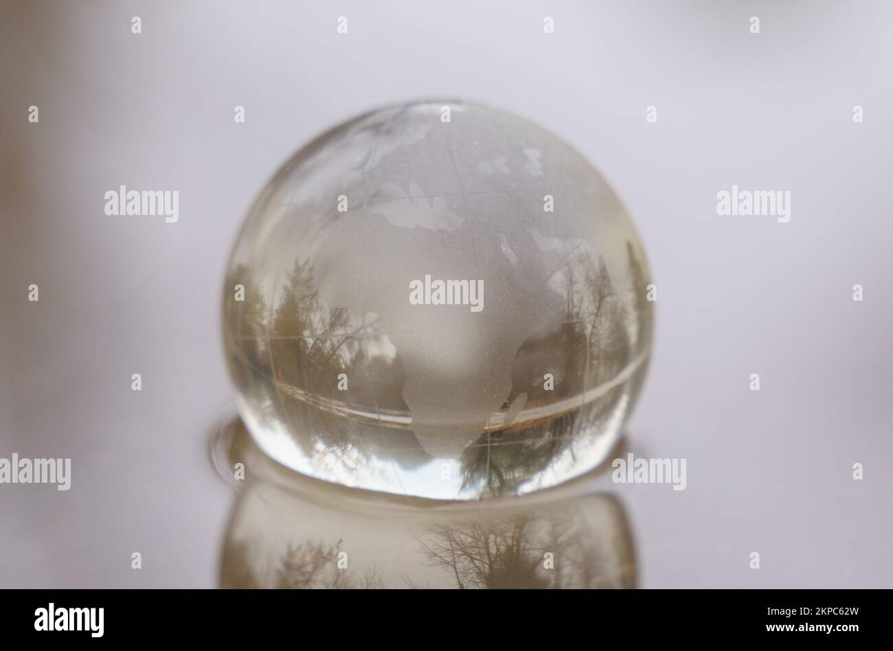 Pianeta terra - globo in acqua. Concetto di riscaldamento globale. Cambiamento climatico. Foto Stock