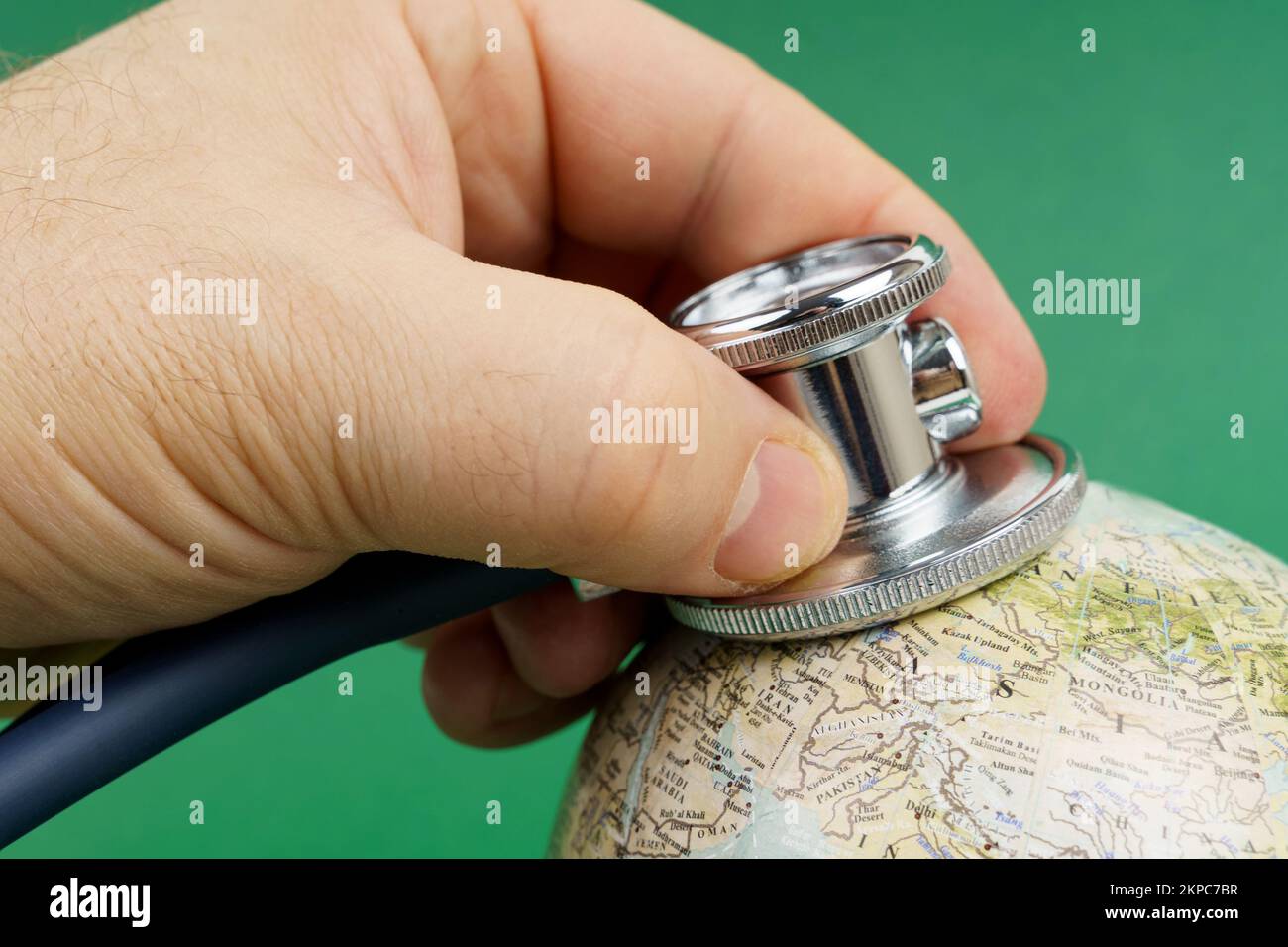 Sicurezza del pianeta. Quarantena globale. Disastri, crisi economica, ambientale e medica. Isolato sul verde. Foto Stock