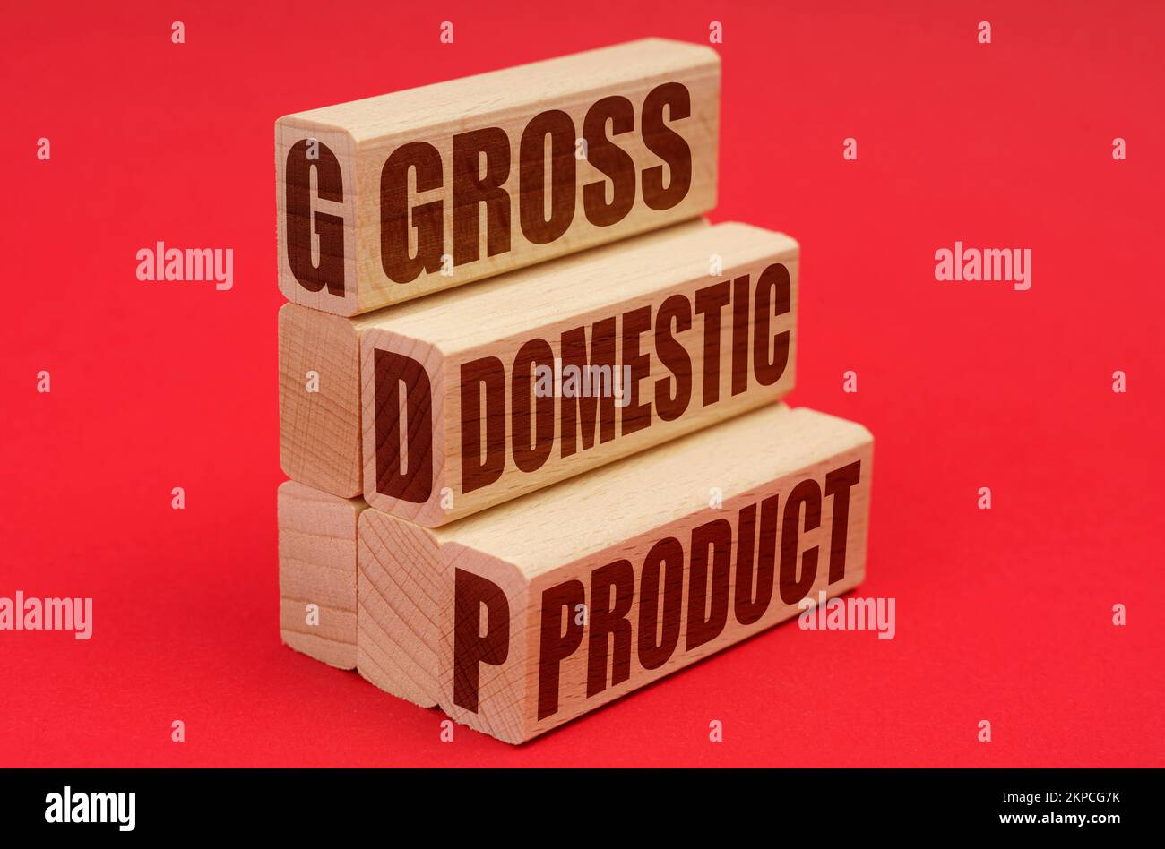 Business e concetto di economia. Su sfondo rosso, blocchi di legno con l'iscrizione - prodotto interno lordo Foto Stock