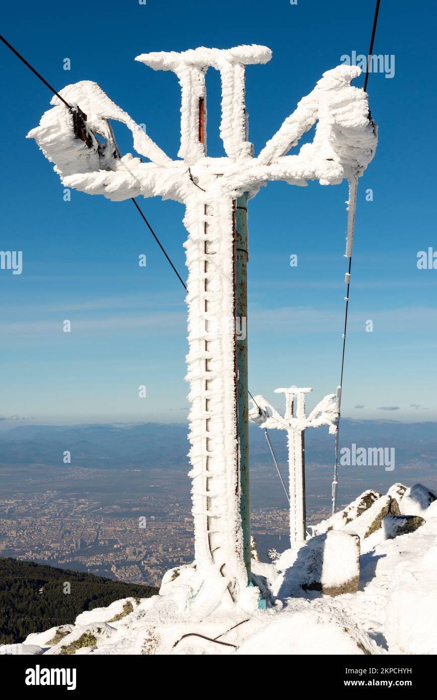 Tralicci di seggiovia ricoperti di neve ghiacciata sul monte Vitosha sopra Sofia, Bulgaria Foto Stock