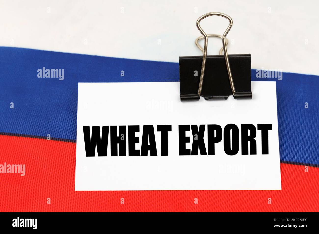 Concetto nazionale. Sulla bandiera della Russia c'è un biglietto da visita con l'iscrizione - esportazione di grano Foto Stock
