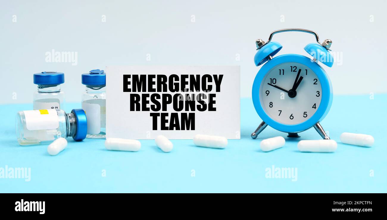 Medicina e concetto di salute. Una sveglia, pillole, iniezioni e una scheda  con l'iscrizione - Emergency Response Team Foto stock - Alamy