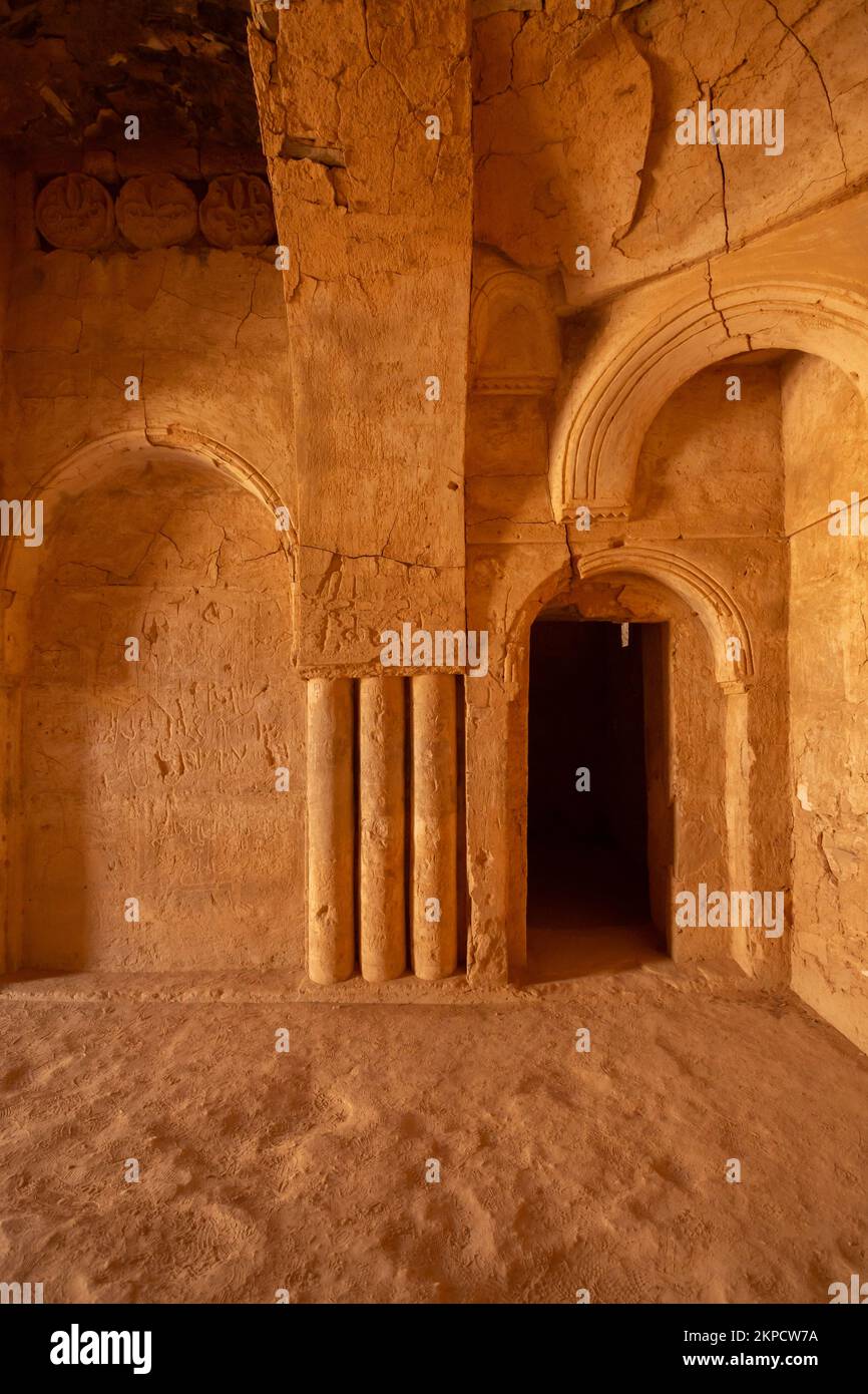 Interno del castello nel deserto Qasr Kharana, al Kharaneh vicino Amman, Giordania. Costruito nel 8th ° secolo, utilizzato come caravanserai Foto Stock