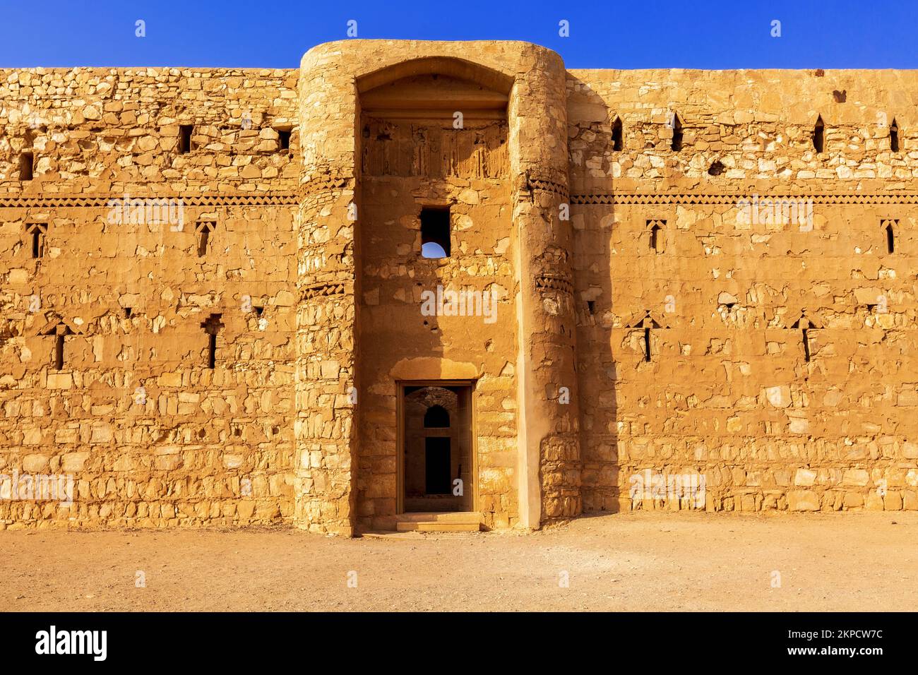 Ingresso al castello nel deserto Qasr Kharana, al Kharaneh vicino ad Amman, Giordania. Costruito nel 8th ° secolo, utilizzato come caravanserai Foto Stock