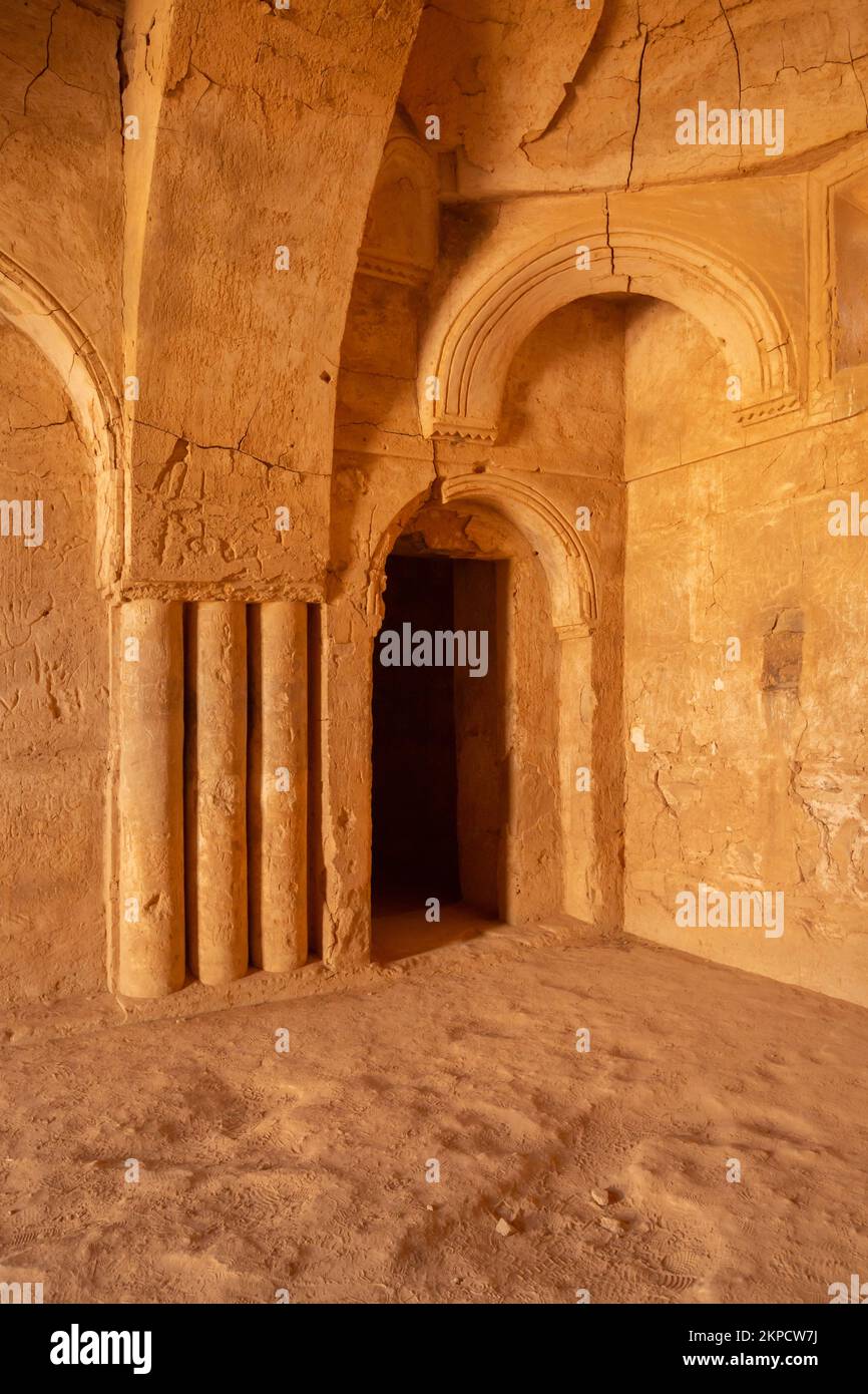 Interno del castello nel deserto Qasr Kharana, al Kharaneh vicino Amman, Giordania. Costruito nel 8th ° secolo, utilizzato come caravanserai Foto Stock