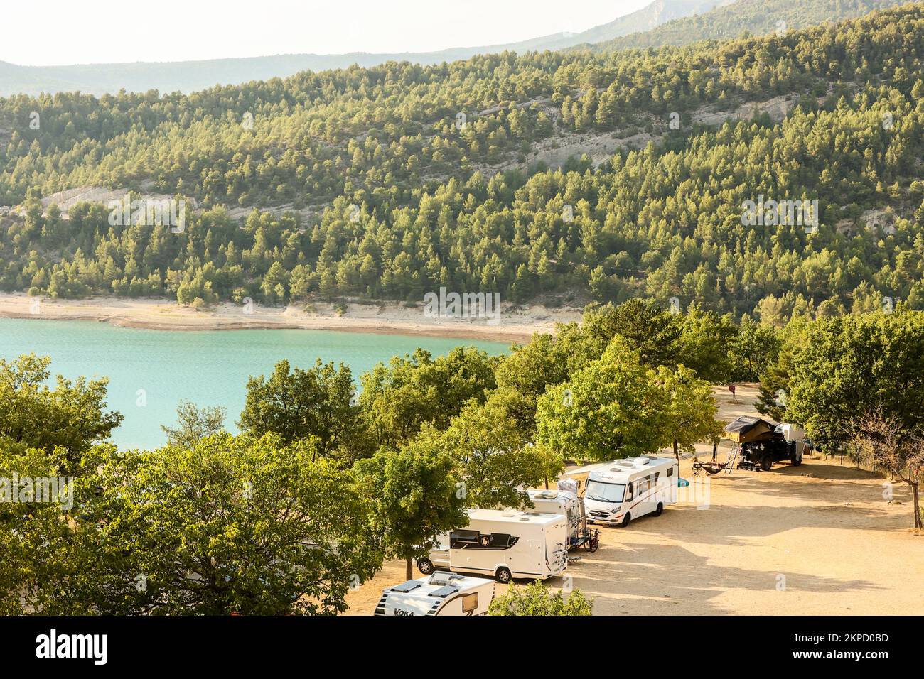 Camping le Galetas,Pont du Galetas,Plage du Galetas,Lac de Sainte Croix,Parc Naturel Regional du Verdon, Gola del Verdon,la Gola del Verdon è un canyon fluviale situato nella regione Provence-Alpes-Côte d'Azur della Francia sudorientale. Le Gorges du Verdon, il canyon più grande d'Europa. Le Gorges du Verdon, un must in Provenza, Francia ed Europa, vi aspettano e promettono ricordi indimenticabili! Considerato come il francese 'Grand Canyon'. È di circa 25 km di lunghezza e fino a 700 metri di profondità.Agosto, caldo, estate, siccità, secco, letto di fiume, letto di fiume, Europa, europeo Foto Stock