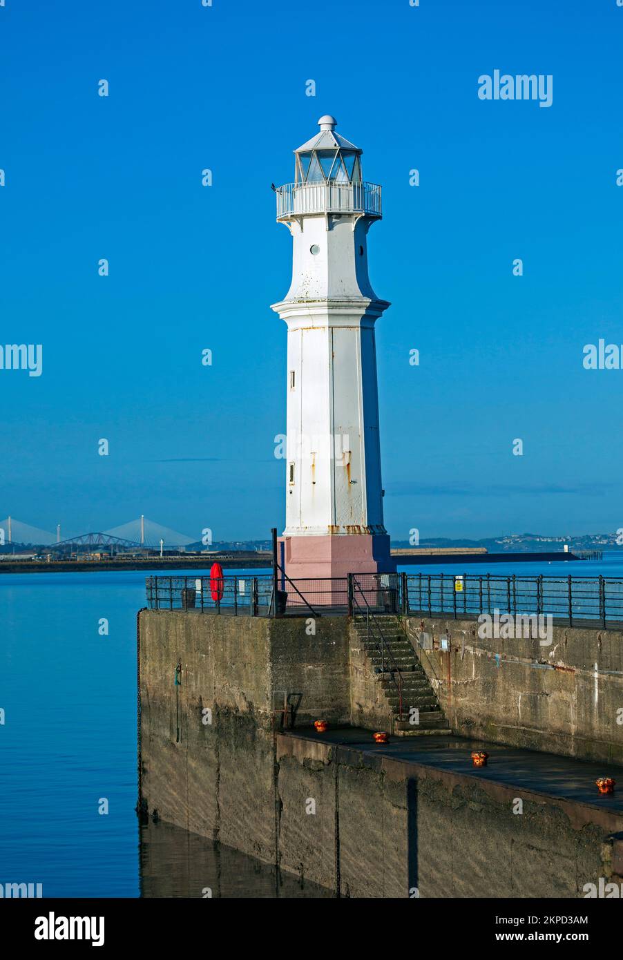 Newhaven, Leith, Edimburgo, Scozia, Regno Unito. 28th novembre 2022. Calma con cielo blu chiaro sopra Firth of Forth e il faro con la costa di Fife sullo sfondo. Temperatura a fredda 9 gradi centigradi. Nella foto: Faro con Forth Bridges sullo sfondo. Credit: Arch White/alamy live news. Foto Stock